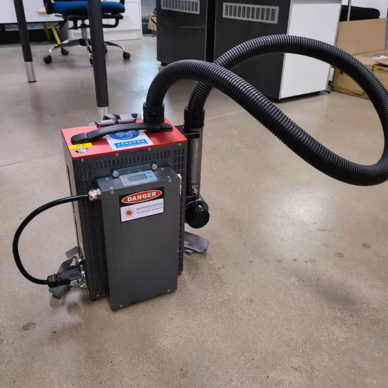 50W 100W 200W Mopa錆除去バックパックパルスレーザー洗浄機ペイント除去用
